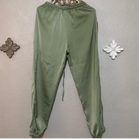Women's Green Capris - Picture 2 of 3